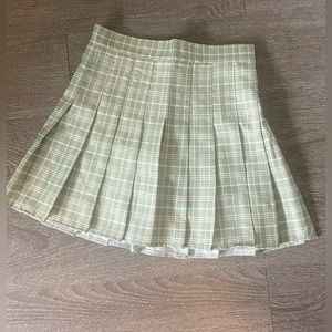 X-small preppy green plaid skirt with no brand/tag. Built in shorts.